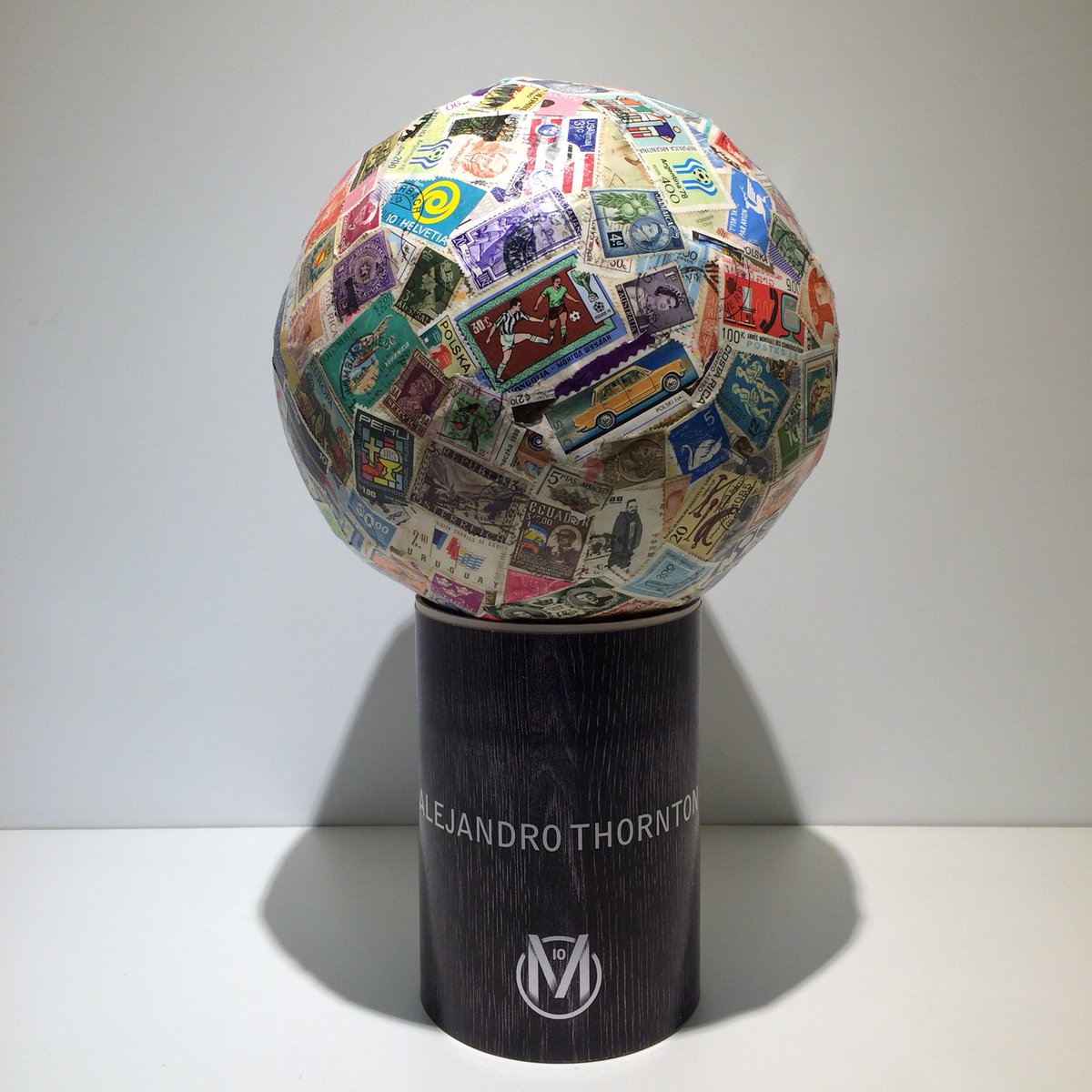 MessiHomenaje's tweet photo. artista de la semana: ALEJANDRO THORNTON | @alejandrothorn1 #messihomenaje #messiart #pelotasintervenidas #messi https://t.co/BHMLxhJn9p