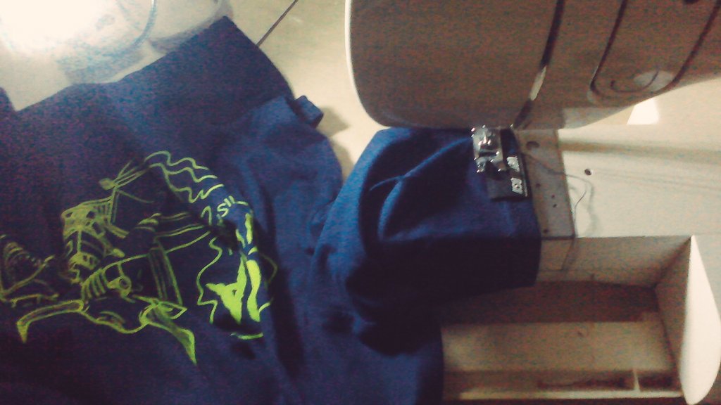 syamilafif_'s tweet photo. Tatkala chinese tengah sibuk jahit chongsam, abg gigih jahit label kt baju. #2kerja #SlickFriday https://t.co/sbMQ08u6Tj