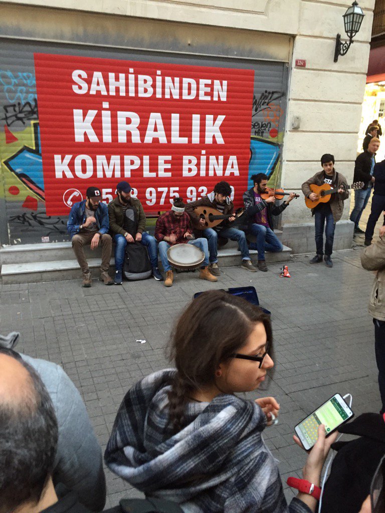 saurimo44's tweet photo. Buskers in Taksim in Istanbul. A vibrant and exciting part of the city. @nzgirlemd #IstanbulRocks https://t.co/oZpgPhZu68