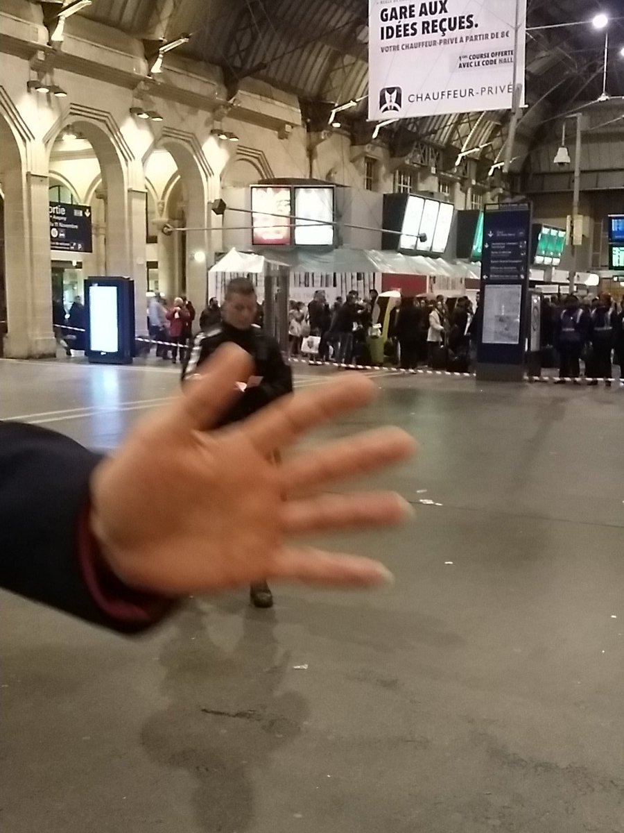 FrancoisGreyer's tweet photo. [ GARE DE L EST ] Retard + colis abandonné Tout va bien gare de l'est @SNCF_Digital @BFMTV @itele #sncf https://t.co/Lr8NhFMy3B
