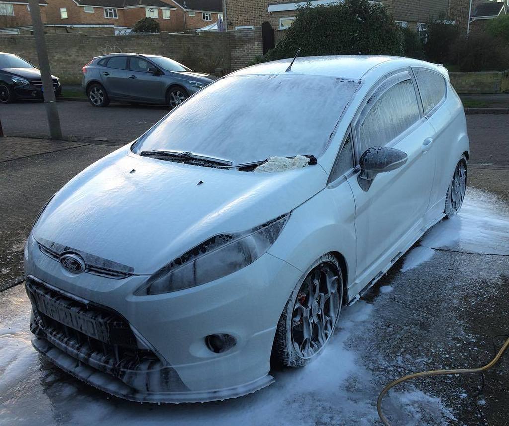 Catalin_Arroyo's tweet photo. Nice overdue clean #ford #fordslife #fiestamk7couk #snowfoam https://t.co/PUu7cLEsqj