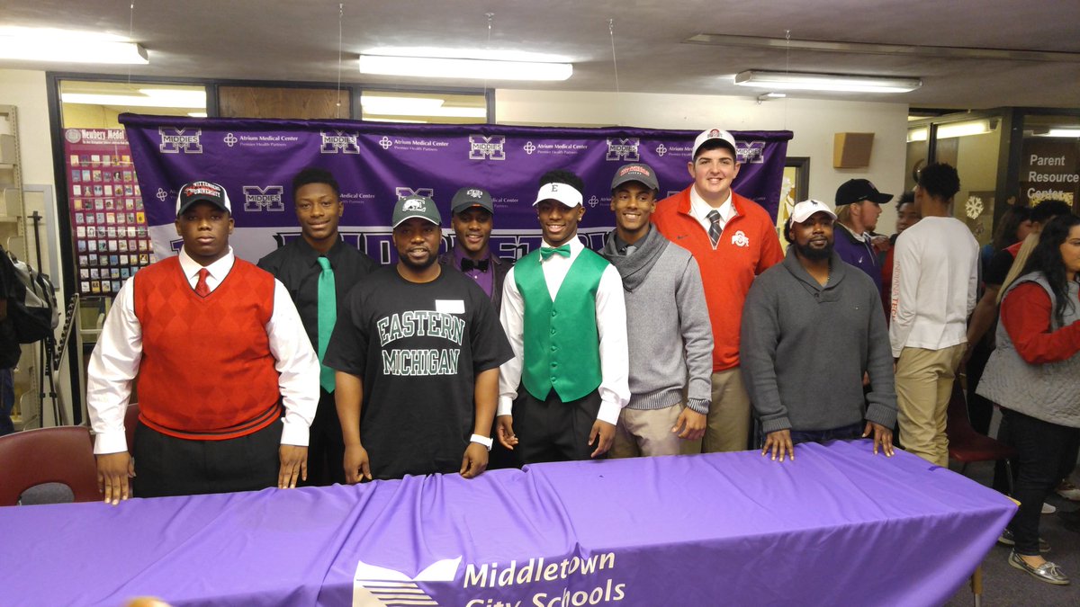 Middie Football players -signing day today. <a href="/middiefb/">MIDDIE FOOTBALL</a> @mattmuterspaw @middies_3 @Iambeetle23 <a href="/Smooove__/">K Mill✨</a> @Middies_94