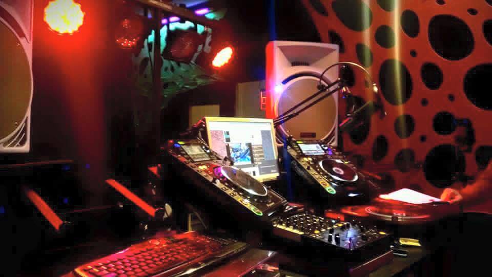 mv1music's tweet photo. Live across the Capital and around the world VIA https://t.co/J9tBRTlrzu @DjSarahLennox in the hot seat. #DRIVETIME https://t.co/jM0IHeToZd
