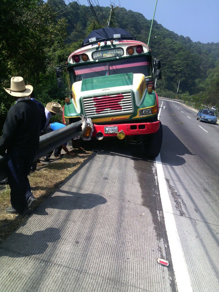 Bus encunetado Km. 22 descenso a Guatemala. #TransitoMixco