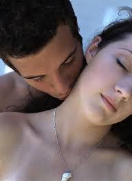 مأزلت عندما أكتب عنك .. تفوح 
من حرف أسمك رائحة العشب .. من تحت المطر