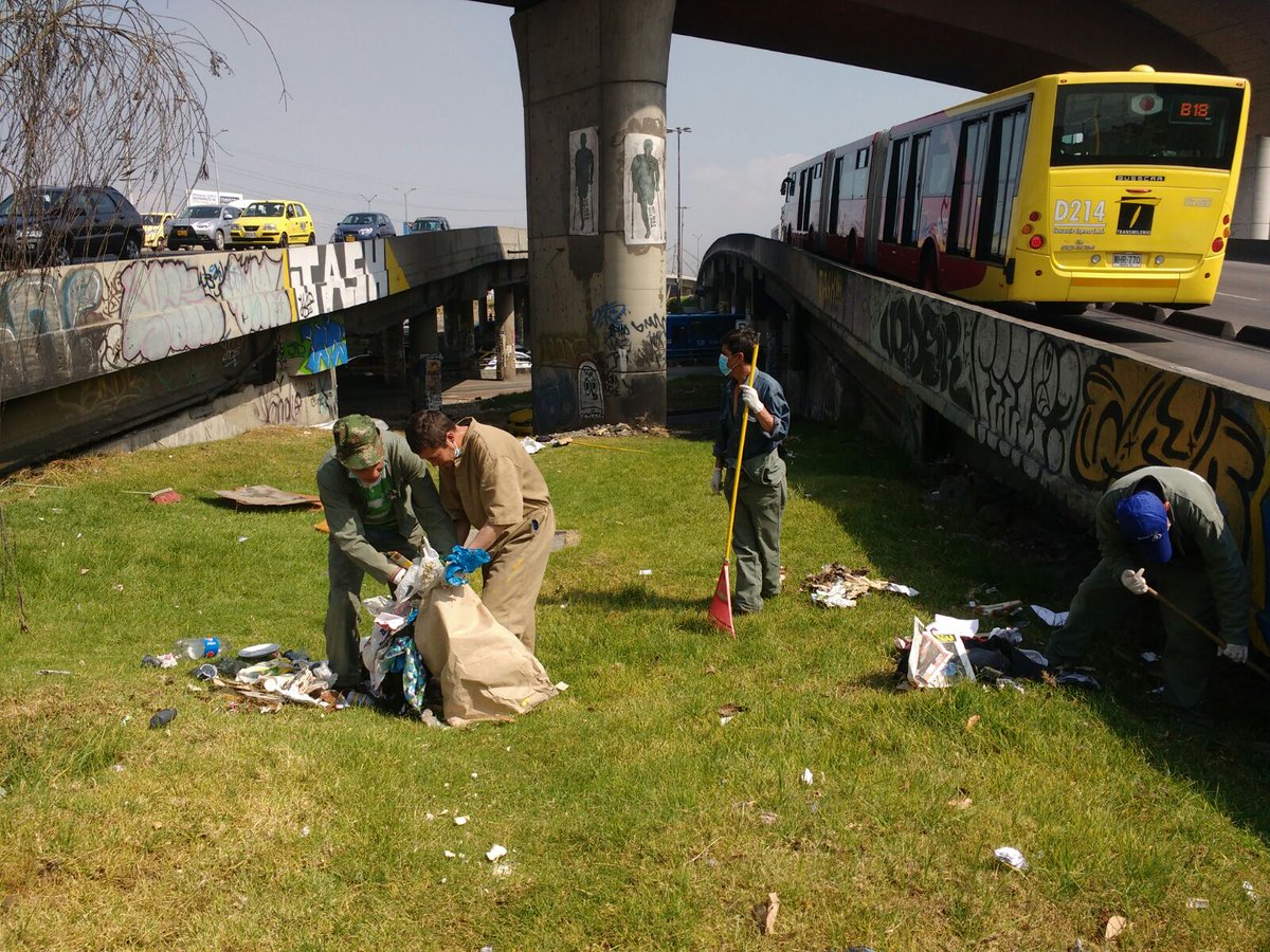 AlcaldChapinero's tweet photo. @AguasDeBogota e @Integracionbta trabajan en la recuperación del punto crítico de la autopista norte con Calle 92 https://t.co/OgFER51oe5