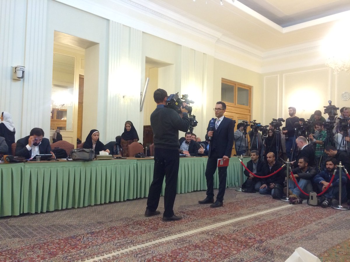golnarM's tweet photo. Steinmeier brought a lot of journalists to the Foreign Ministry last night. #piecestocamera https://t.co/HnYpHY0D9a