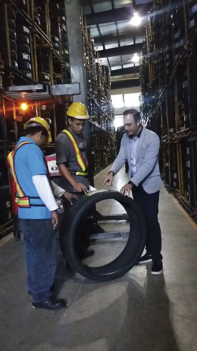 EYMexico's tweet photo. Él llevó el negocio de las llantas a otro nivel y ganó en la categoría En expansión #EOYMX15 https://t.co/IEWkWCllNP https://t.co/zO3lM9gHhq