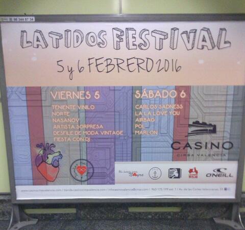 laudiaz_foto's tweet photo. Mira q bonito lo q hay en los suburbios de metrovalencia: FESTIVAL SOLIDARIO!
La sorpresa son @Emmerson_twitts. Ups! https://t.co/ngYpIvW8BL