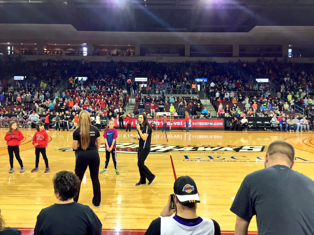 tylergtravis's tweet photo. The @LECOMWellness Fitness Specialist leading the @ErieBayHawks halftime kids workout! #NBAStrong #NBAFit https://t.co/lc2a2BNuOb