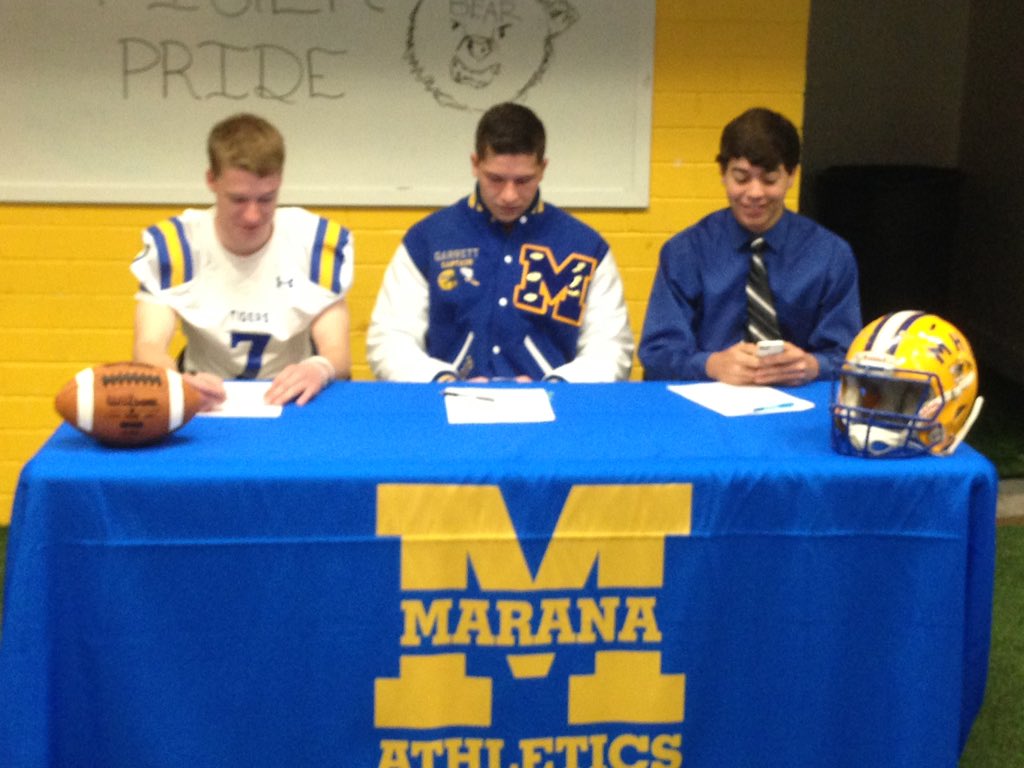 AndyMorales8's tweet photo. @TigerPrideMHS Marana high signing @AllSportsTucson @AZPreps365 https://t.co/VdKM1qRa2w