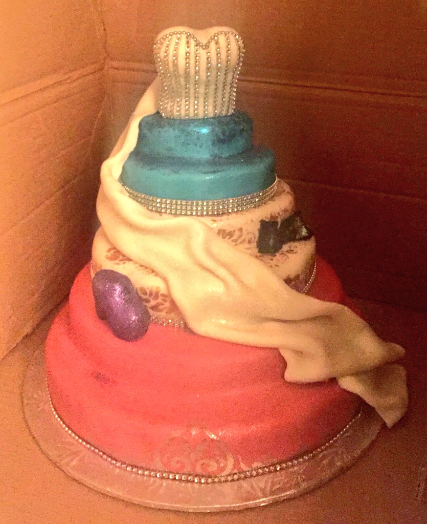 peaceluvcake143's tweet photo. A cake worthy of any drag show! #cakedesign #foodporrn #Fabulous! https://t.co/2aAkM6t4yx