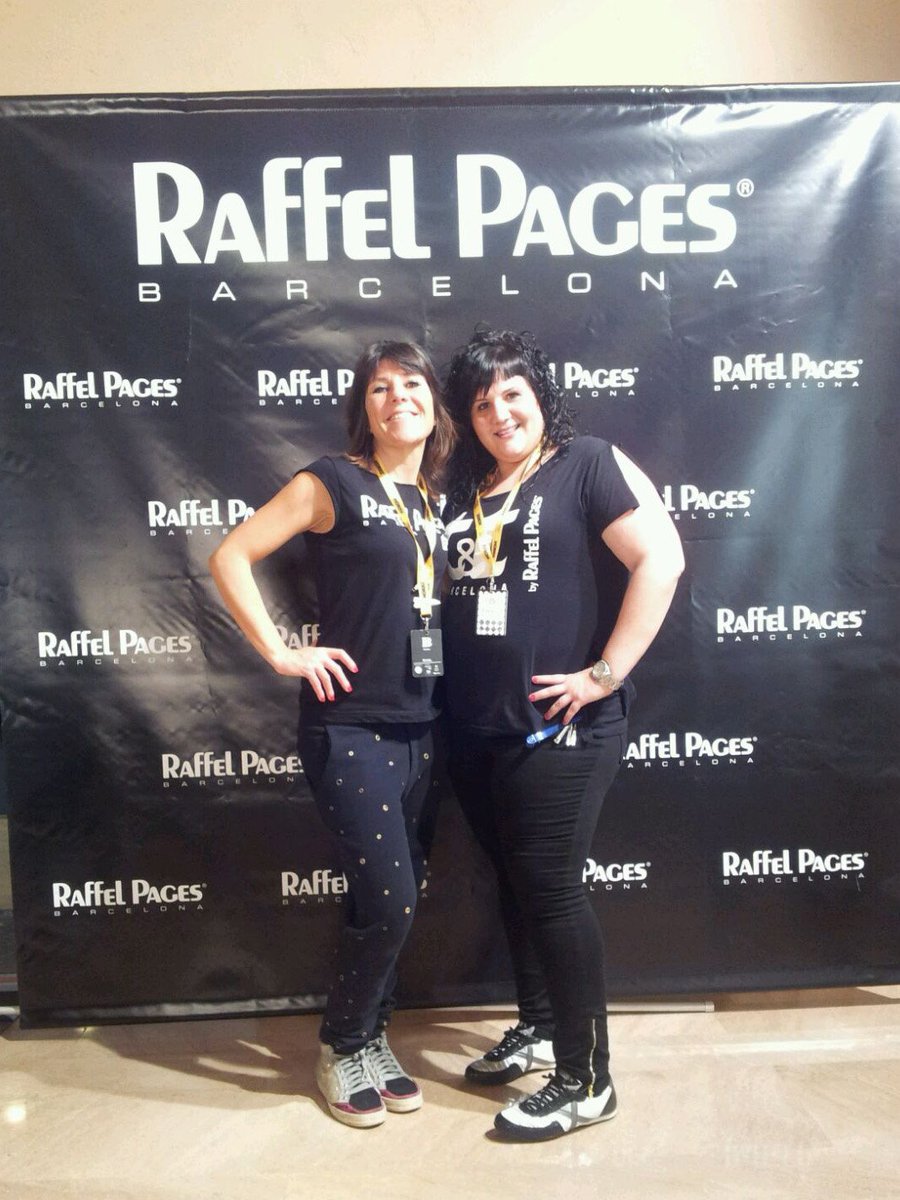 Nuduka's tweet photo. La Nuri i la Yasmina amb l’equip de #RaffelPages a la @080_bcn_fashion. https://t.co/8B43ykYakG