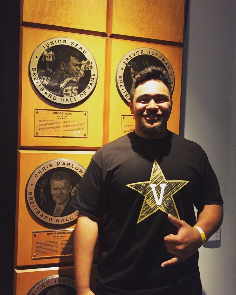 SDSportsAssn's tweet photo. .@siaaaaaah_ , family friends of #BreitbardHOF Junior Seau, headed to @VandyFootball πππ #SanDiegoNLI https://t.co/qbTaNoYDCA