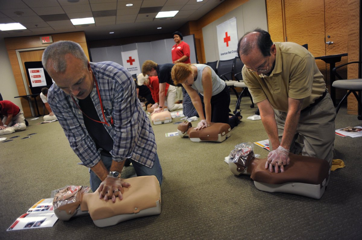 RedCross's tweet photo. Do you know CPR or how to use an AED? Learn how to save a life this #HeartMonth: https://t.co/NzMwsnih1B https://t.co/47qJijPWbM