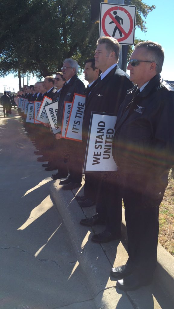 swapapilots's tweet photo. Pilots lined up outside Love Field for #DALpicket. https://t.co/Da5B603vlq