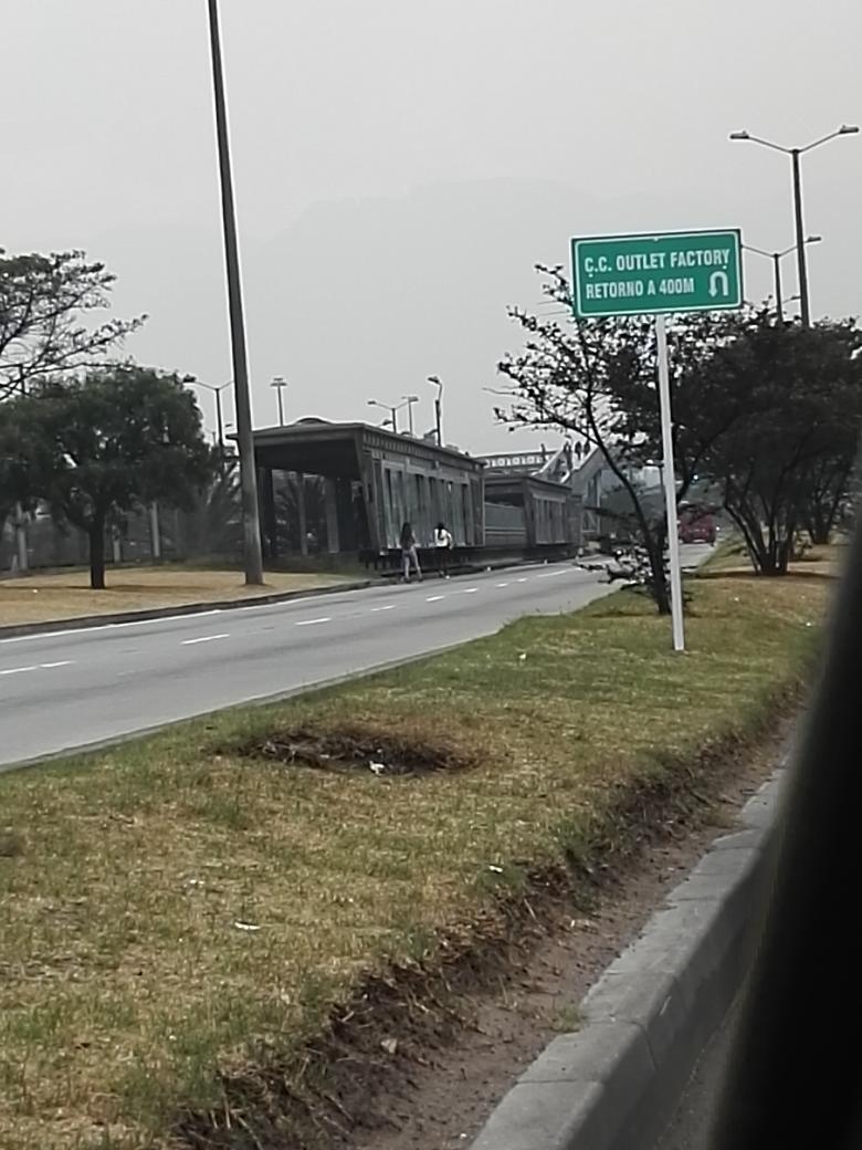 MANOSALVASERNA's tweet photo. Siguen las coladas de transmilenio https://t.co/eV18nkR3Np
