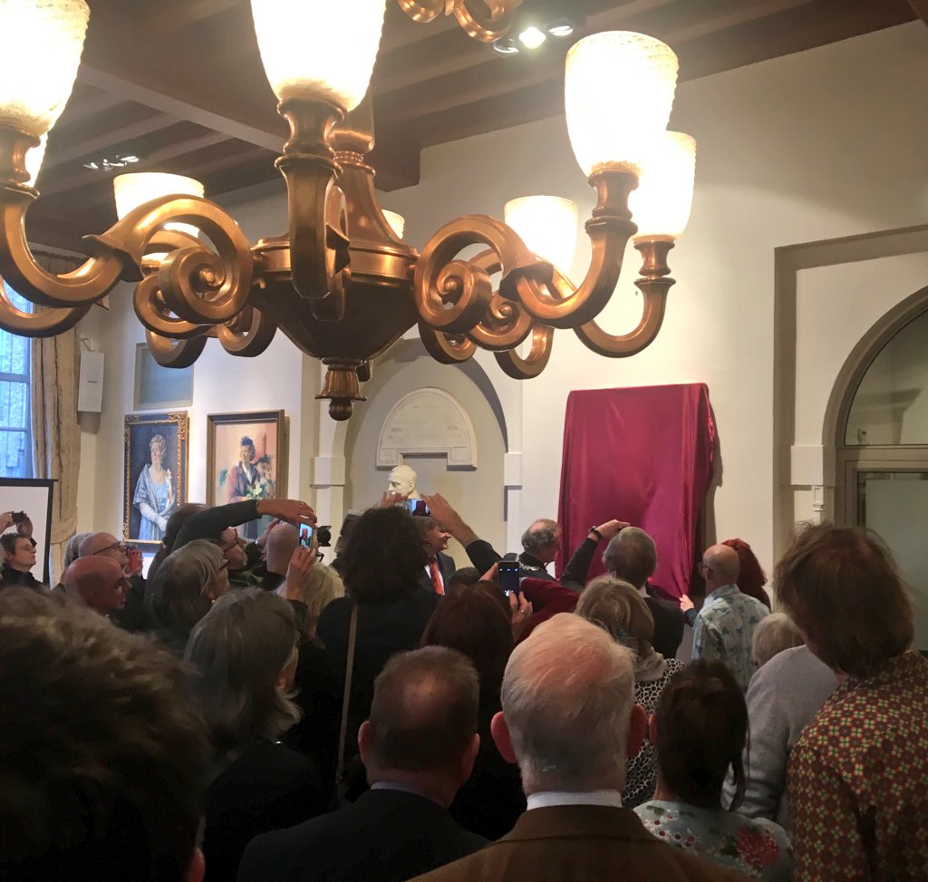 _C_mone's tweet image. Mooie onthulling van het schilderij koning @willemalexander gemaakt door kunstenaar @MMBroekman met bijzondere lijst