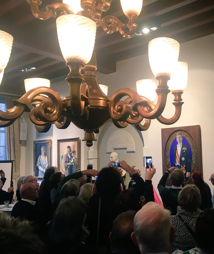 _C_mone's tweet image. Mooie onthulling van het schilderij koning @willemalexander gemaakt door kunstenaar @MMBroekman met bijzondere lijst