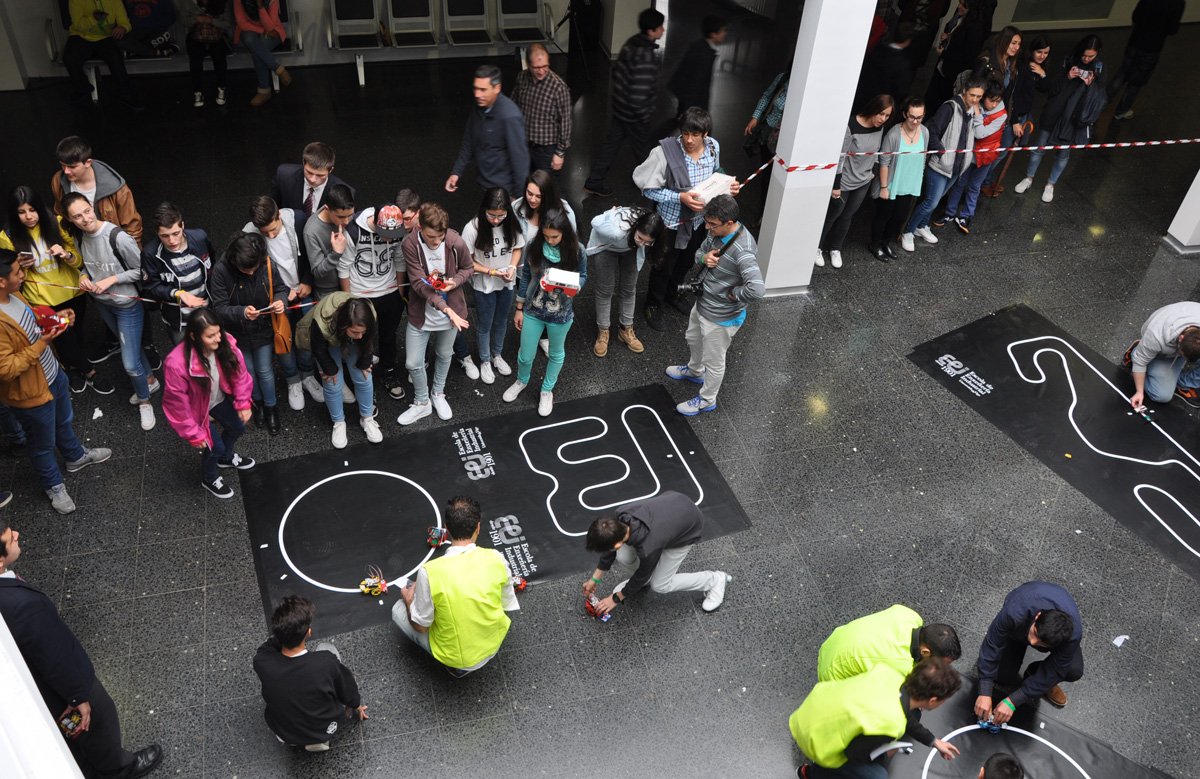 GC_GCiencia's tweet photo. Case mil estudantes participan na II Competición de Robots da Universidade de Vigo https://t.co/IeSRv7UrYu https://t.co/dKX1xGPqQn