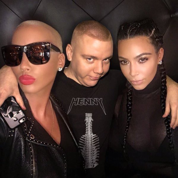 TismePurSang's tweet photo. Ce mec il restera à jamais une légende de photoshop ptn jusqu'à il a mis Kanye dans le reflet des lunettes 😂😂😂😂😭😭😭💀 https://t.co/OUZ0n3DK0e
