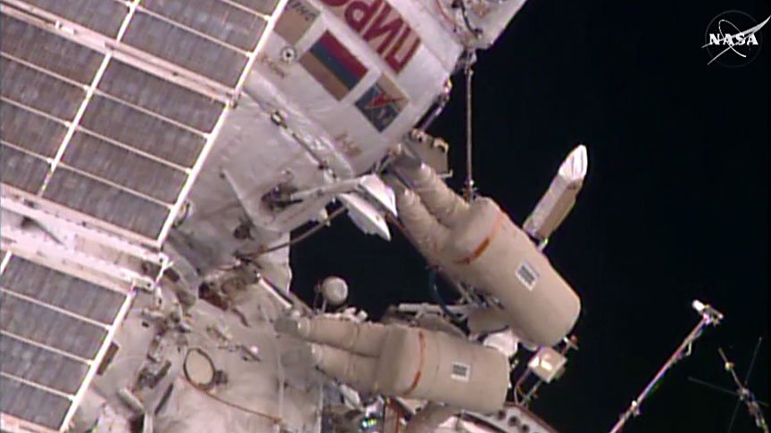 Space_Station's tweet photo. Spacewalkers install gear & retrieve science experiments after 4hr, 45min #spacewalk today. https://t.co/6hQk6F3SqW https://t.co/ChE6TcEvNS