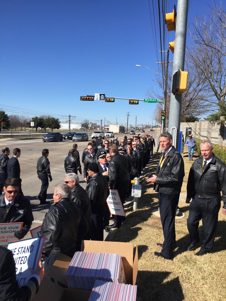 NJASAP's tweet photo. Hundreds of @swapapilots convene for #DALPicket |  #MutualSupport #UnionStrong | https://t.co/7wv7fh4Y5i https://t.co/GMz6GfNBZw