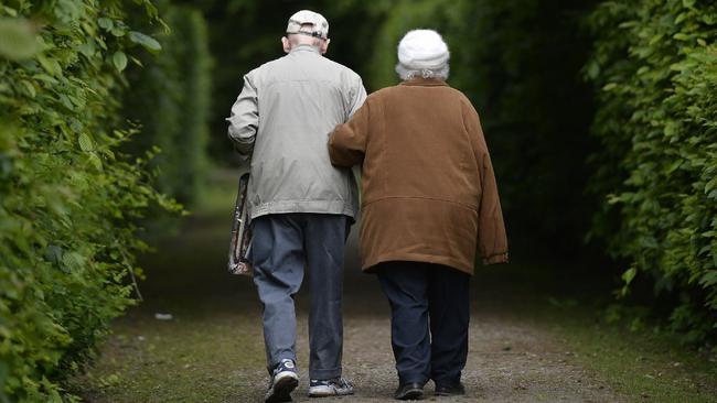 Много пенсионеров. Ошибка старика. Пожилой человек пьет воду. Ошибка старика. Ошибка старика.