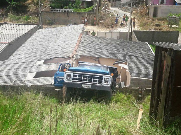 RT g1 "Caminhão cai de barranco, destrói teto de casa e fere 2 no interior de SP glo.bo/1nNtDVQ … "#TimBeta