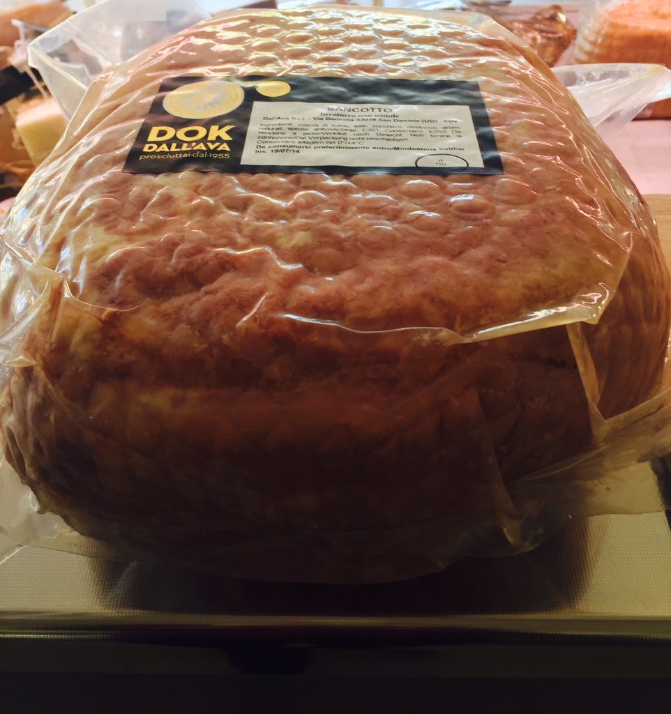 aTipicoComiso's tweet photo. Semplicemente il meglio della produzione in SanDaniele #SanDaniele #Dop #Classico #Fumato #Cotto @DokDallAva https://t.co/lfL5derhOP