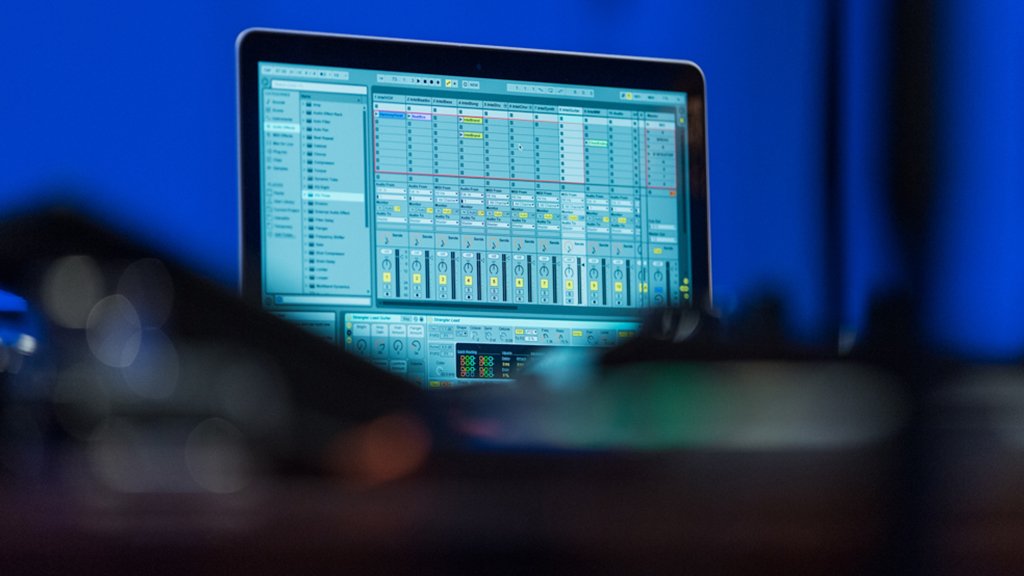 intel's tweet photo. #ExperienceAmazing orchestration by one-woman-orchestra @iamkawehi and the power of Intel: https://t.co/urWvEZNeF7 https://t.co/kruhd7BhV2