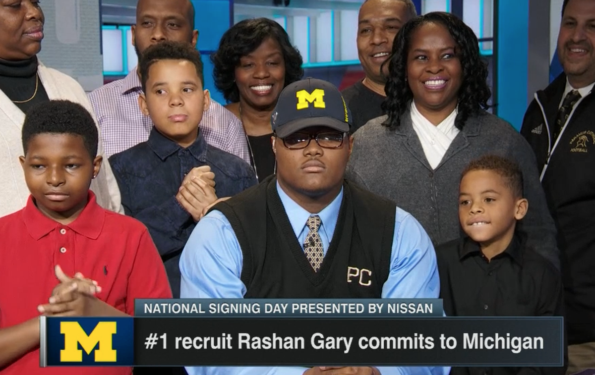 ESPNCFB's tweet photo. #1 recruit in the #ESPN300 Rashan Gary (#1 DT) commits to Michigan. #SigningDay https://t.co/W20NuMaTTS