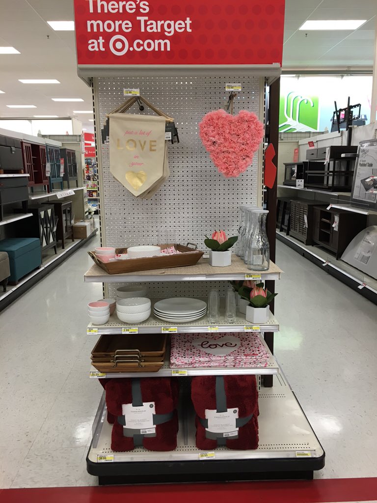 kristaaa1208's tweet photo. Roses are red, violets are blue, if you like breakfast in bed this display is for you❤️ #VML @J_Miller1208 https://t.co/MopLpqpouf