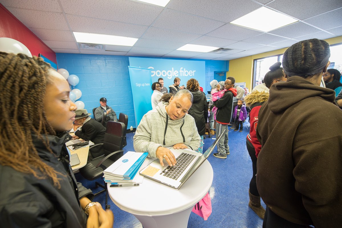SecretaryCastro's tweet photo. Tonight in Kansas City, public housing residents are the first to get Gigabit Internet. #ConnectHome https://t.co/0msBNMCHWB