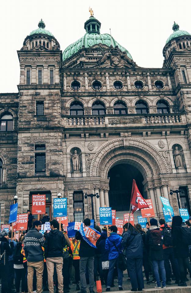 ArielleHoughton's tweet photo. Great #rally by @UVSS on the appalling #studentdebt and lack of access to #education #EducationIsARight #yyj #bcpoli https://t.co/YiVcxkqqWn