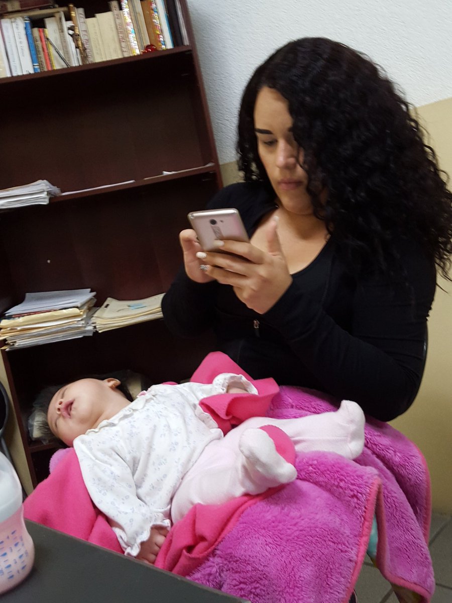 dramamena's tweet photo. Como cuando te estás muriendo pero el twitter es más importante https://t.co/9ZPDpTousc