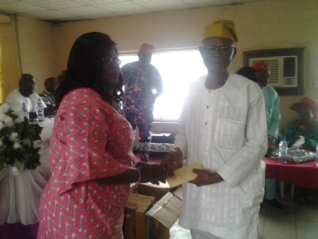 Yaba_Lcda's tweet photo. Executive Secretary during the council staff forum and award presentation to retiree. https://t.co/CV117tbCu6