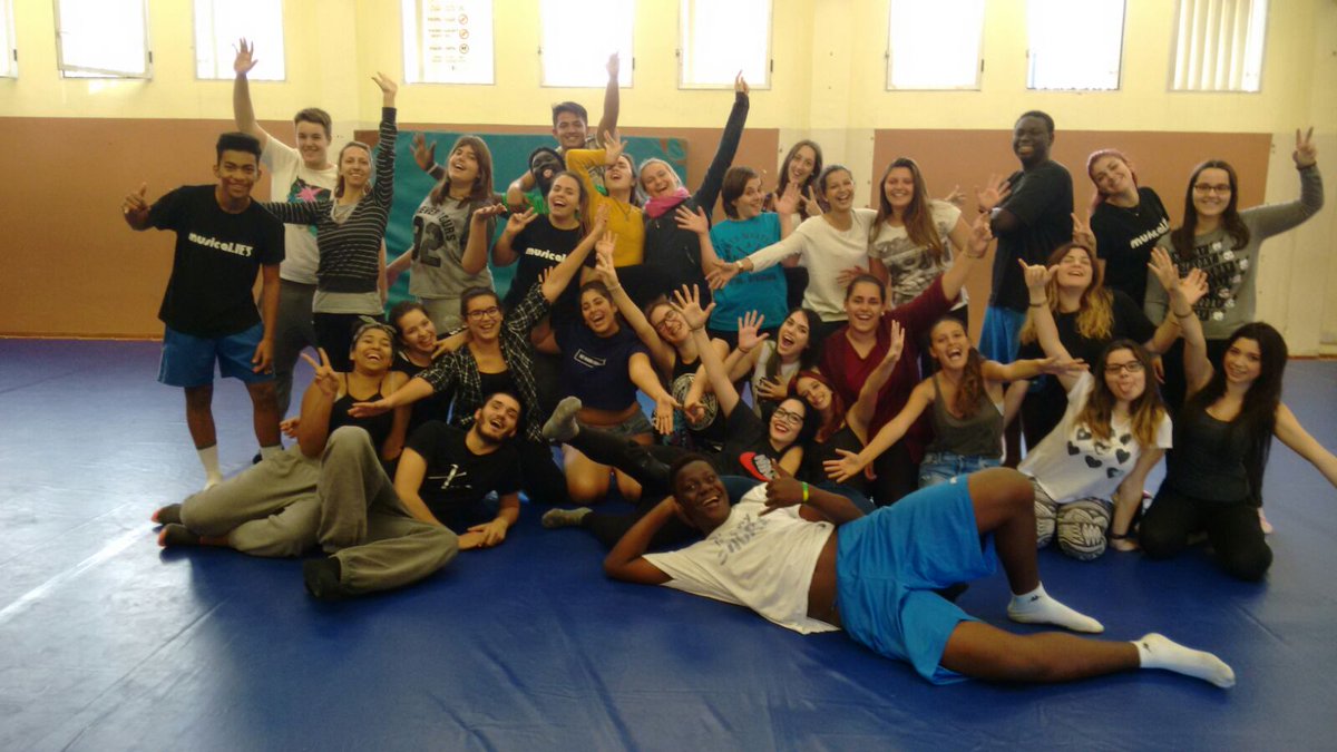 TfeDanzaLab's tweet photo. Hoy hemos compartido las herramientas de un profesional de #danza con  #MusicalIES2016 en el sur de la isla. https://t.co/fOWVjJxOe8