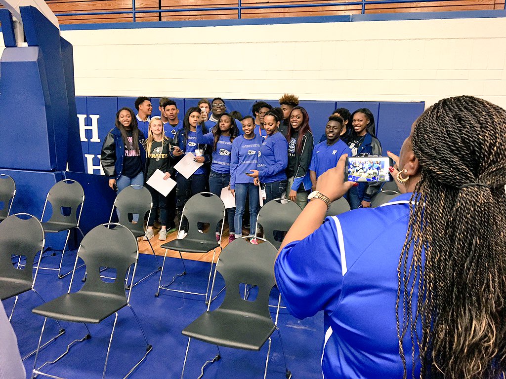 HoustonISD's tweet photo. We can't tell who has the bigger smiles: the student-athletes or their families. 😁😁😁 https://t.co/3nqrFD2Dm6