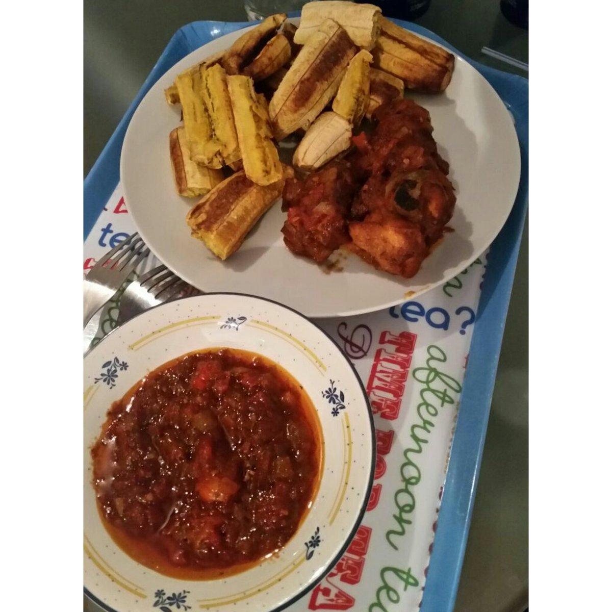 chi_francis's tweet photo. Dear Lagosians, this is how to eat boli😐
#Homemadedodo
#Dodoisbae😘😘 https://t.co/XtGdF0SYSr