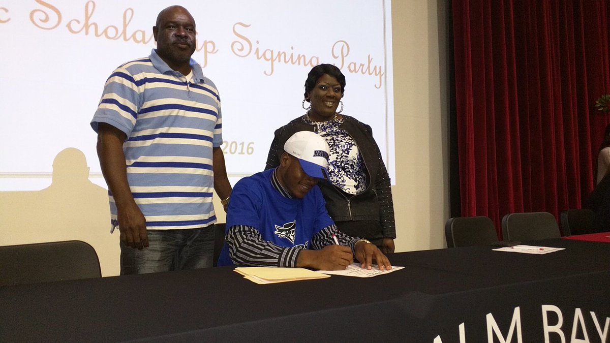 NFLstandard1's tweet photo. #TawonniePollard signing to play @IowaWesternCC @ReiverFootball https://t.co/88QJEBgq8c
