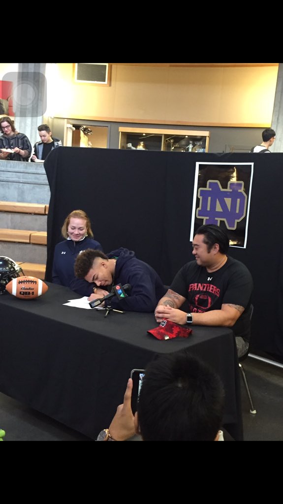 ChaseClaypool's tweet photo. Inked!! 📝📝 #Savage16 #F16htingIrish #NationalSigningDay https://t.co/eXQMH5idct