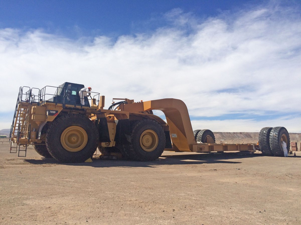 MegaCorpWW's tweet photo. Custom designed MET170 CAT789C hauls a particular combination of drills & dozers. #Finning_cl #caterpillar #mining https://t.co/iZQ6aUy5xQ
