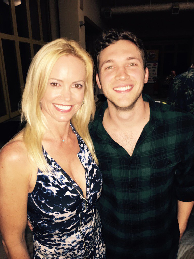 He rocked the house last night for the #childrensmiraclenetwork. @Phillips #AceShootOut #classact