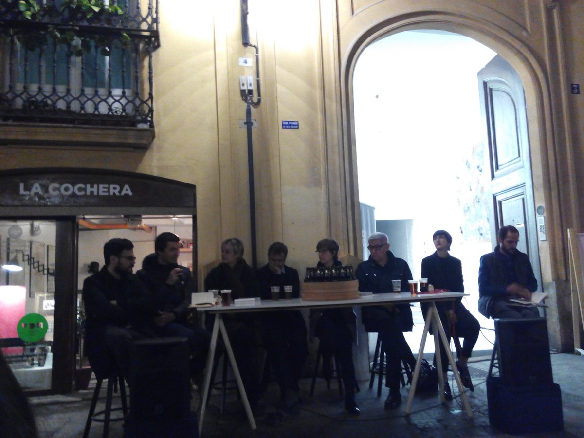 conectavlc's tweet photo. Hablando de guías de Valencia en la plaza plaza @correoviejo con @DissenyCV en la @VDW_info https://t.co/ZOc4sDaiWh