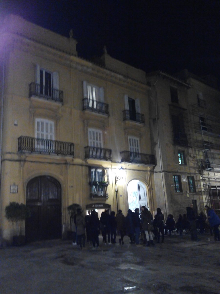 conectavlc's tweet photo. Hablando de guías de Valencia en la plaza plaza @correoviejo con @DissenyCV en la @VDW_info https://t.co/ZOc4sDaiWh