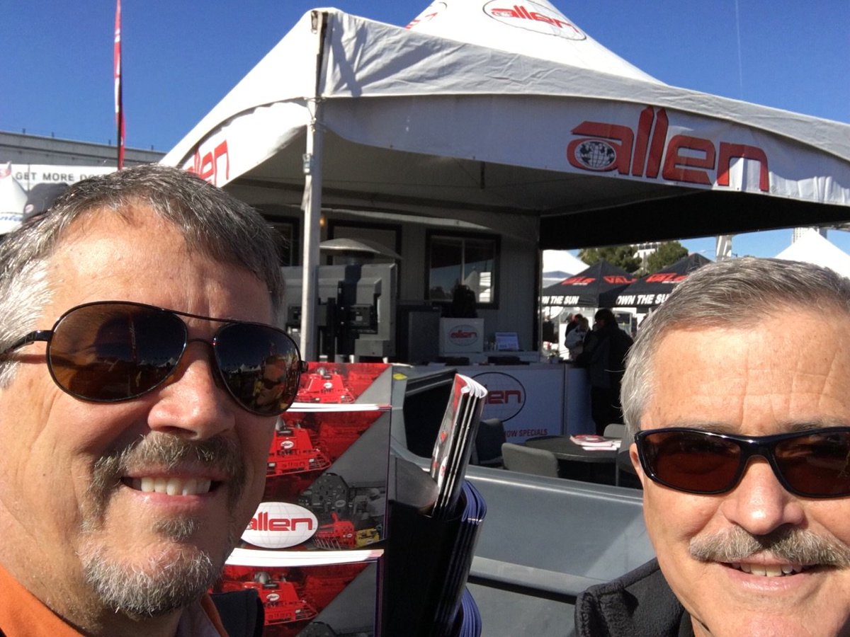 Sunny day at #WOC2016! Talking #curbmachines with some great folks in the Silver Lot. Call us to join: 503.319.7680