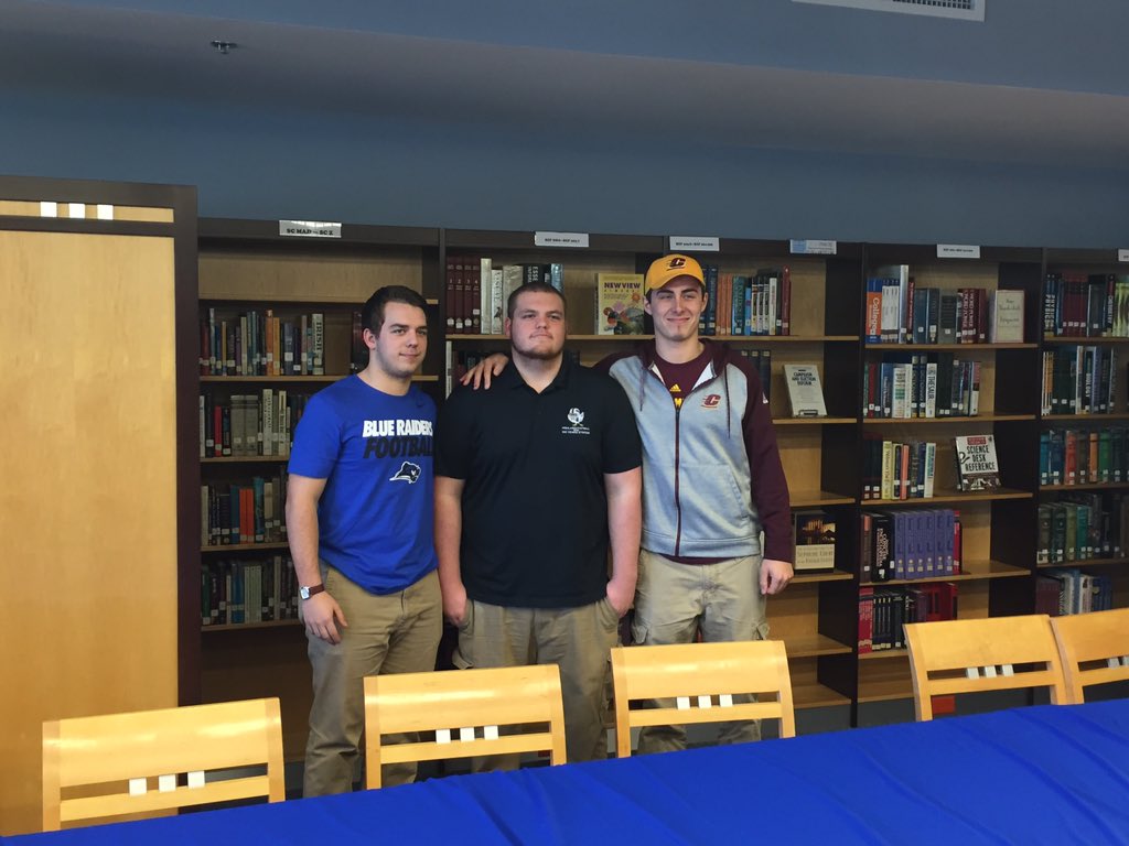 fthhsathletics's tweet photo. Congrats Birds! Going to the next level! #gobirds #highlandsfootball https://t.co/pbFUb3I2B7