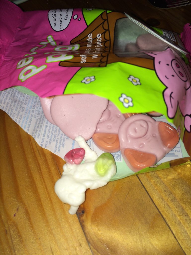 GeeeLewis's tweet photo. @marksandspencer what's gone here? #deformedpercypig https://t.co/zB7dnP9OIM