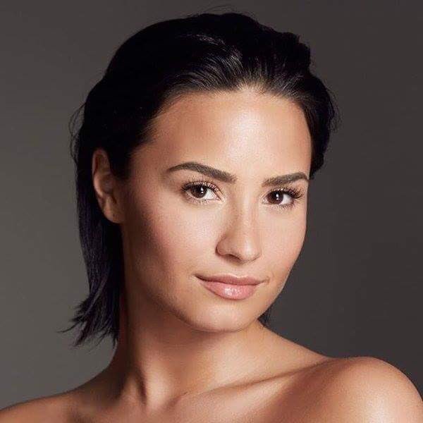 melisinan3's tweet photo. #TurkeyWantsDemiLovato tekrar Istanbıl de Tekrar gel bitanem @ddlovato https://t.co/8SaZg9u8Oz